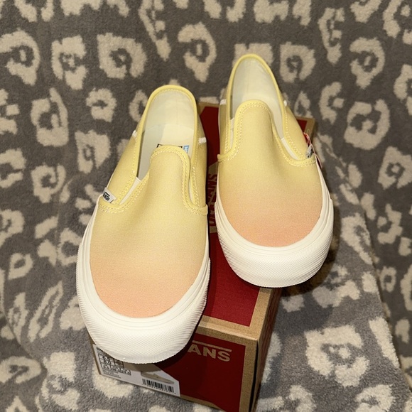 Vans Slip-On Sf Ombre Sunrise π
Multi/Marshmallow New π New π & Neve Used π₯° - Picture 1 of 17